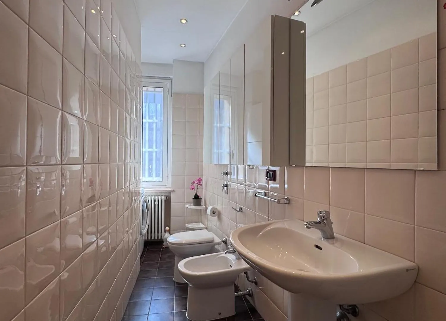 Bright Apartment With Balcony In Corso Xxii Marzo Milano Italien