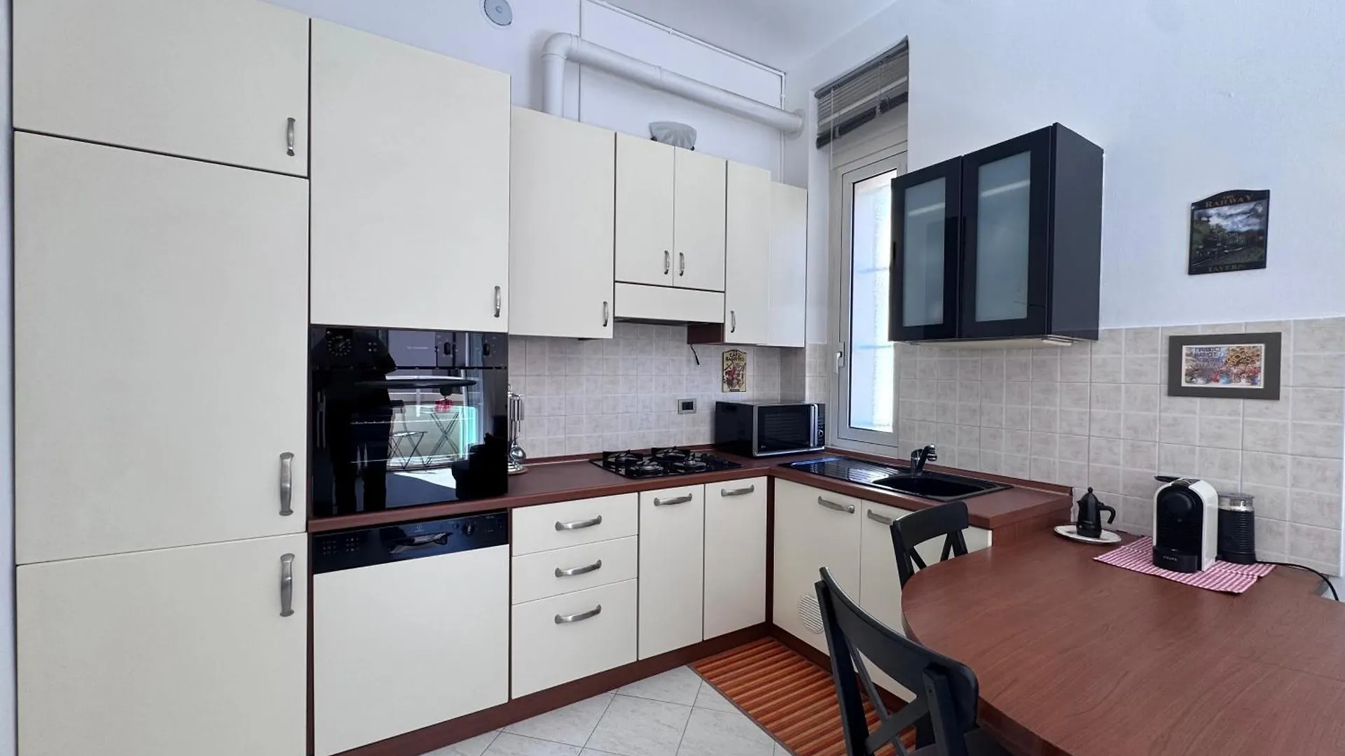 Bright Apartment With Balcony In Corso Xxii Marzo Milano
