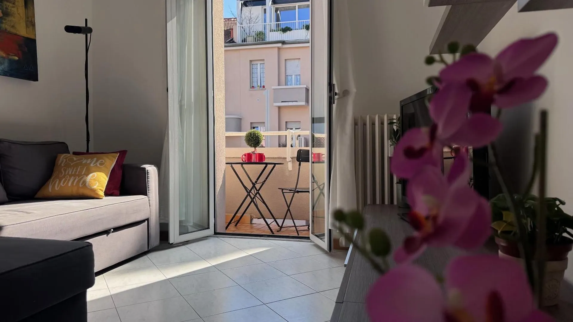 Bright Apartment With Balcony In Corso Xxii Marzo Milano