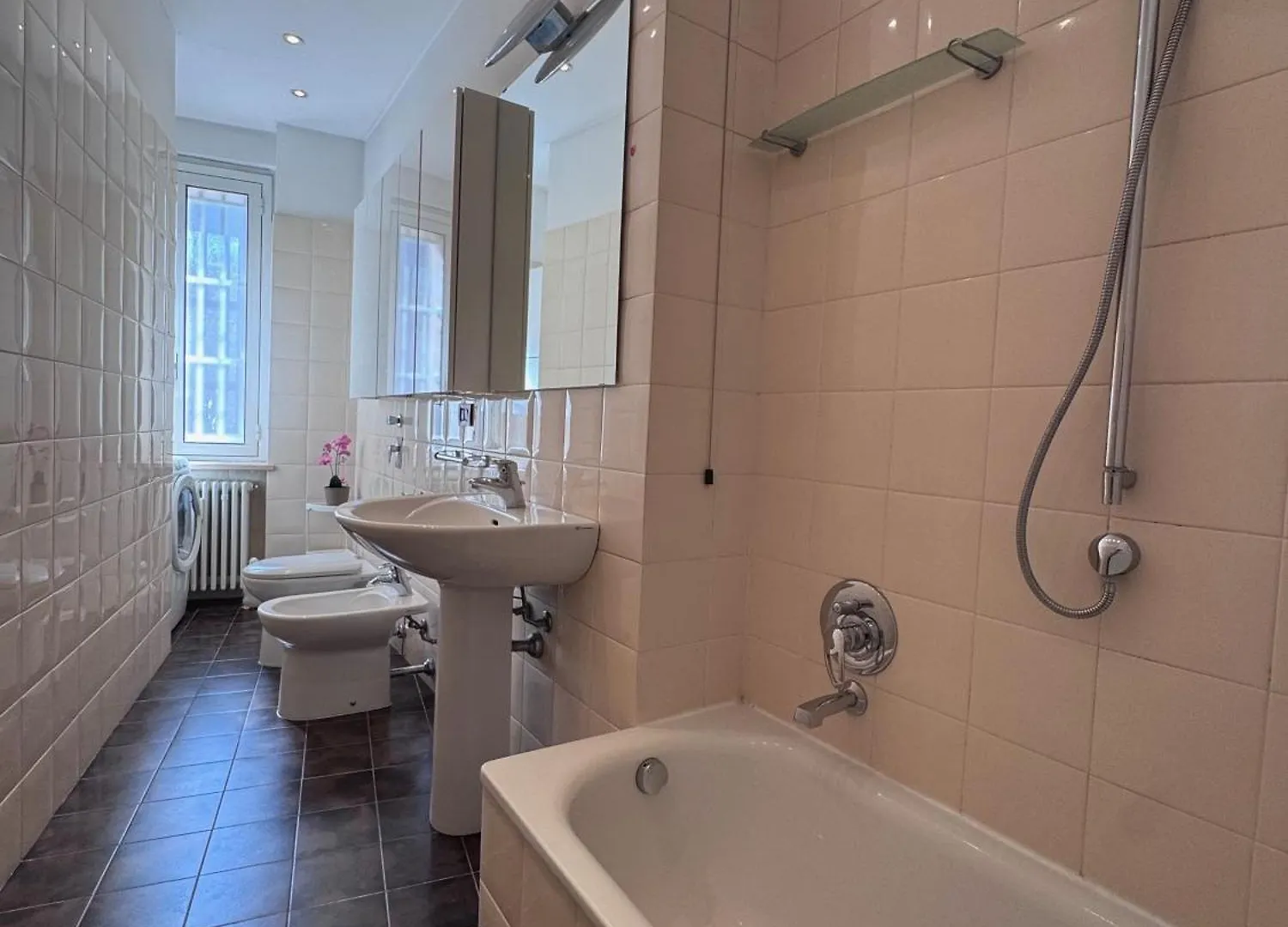 Bright Apartment With Balcony In Corso Xxii Marzo Milano